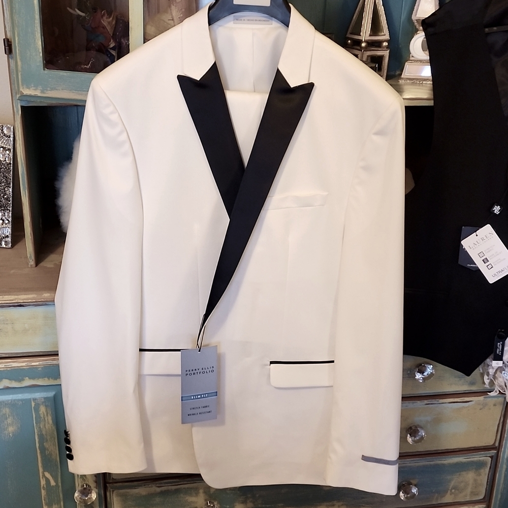 BNWT Mens Perry Ellis 2 piece suit, double breastfed slim fit